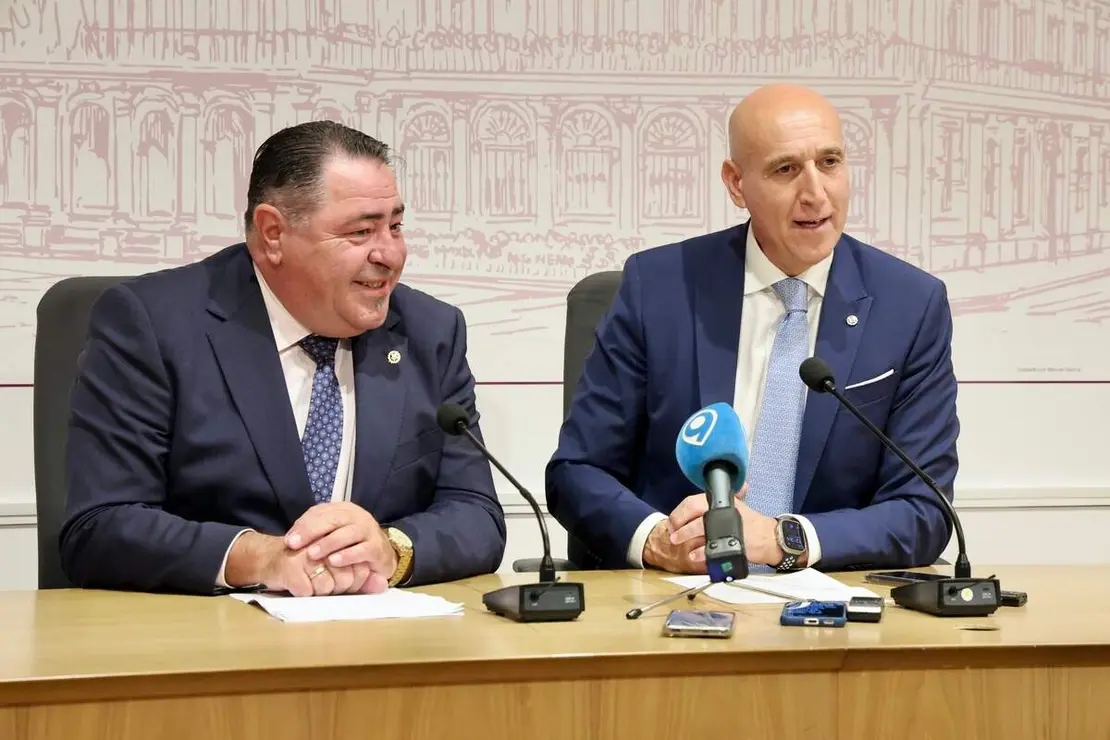El alcalde de León, José Antonio Diez, presenta una actividad de la Cofradía de Nuestra Señora de las Angustias y Soledad de León junto a su abad, Abilio Guerrero