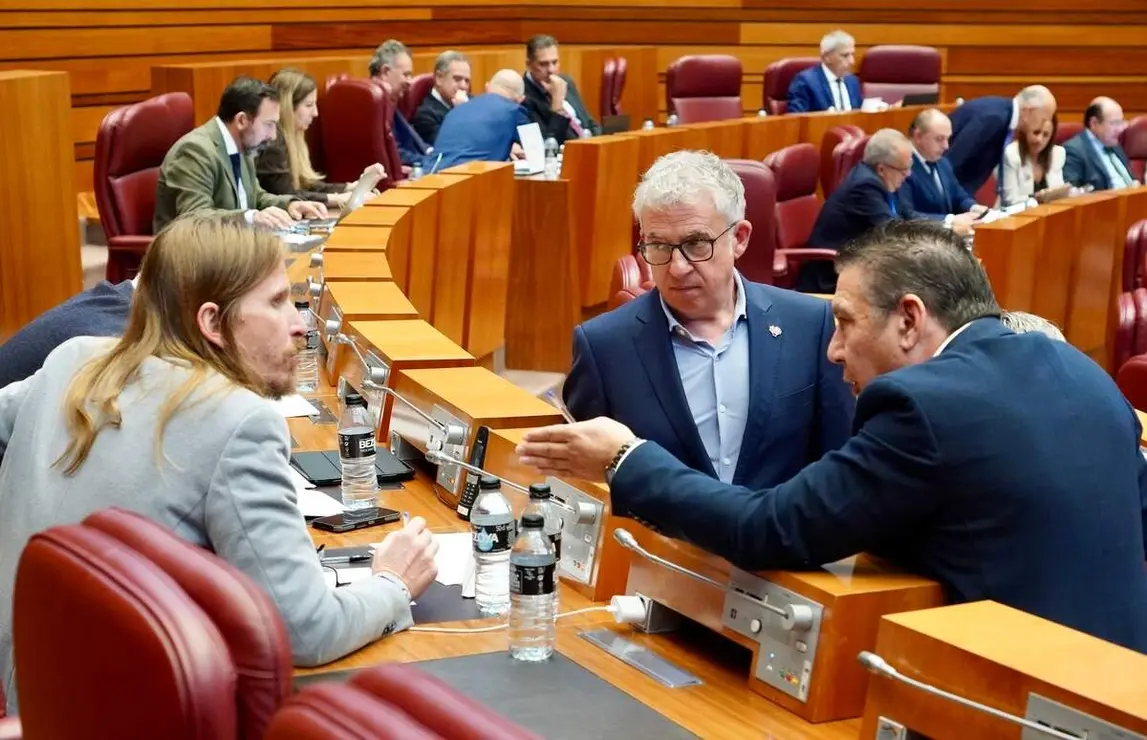 Pablo Fernández, Luis Mariano Santos y Ángel Ceña conversan en el Pleno de las Cortes