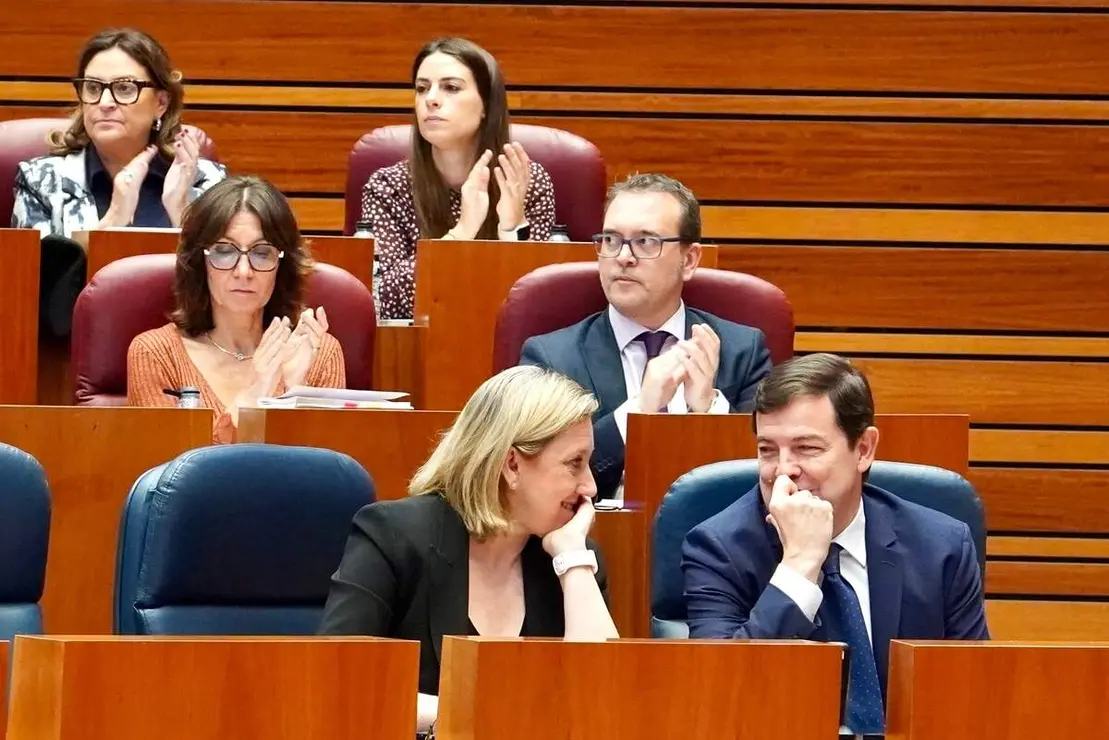 El presidente de la Junta Alfonso Fernández Mañueco junto a la vicepresidenta y consejera de Familia Isabel Blanco en el Pleno de las Cortes