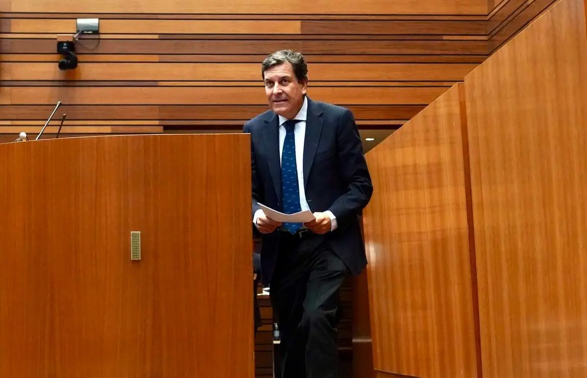 El consejero de Economía Carlos Fernández, carrero durante la defensa del techo de gasto en el Pleno de las Cortes