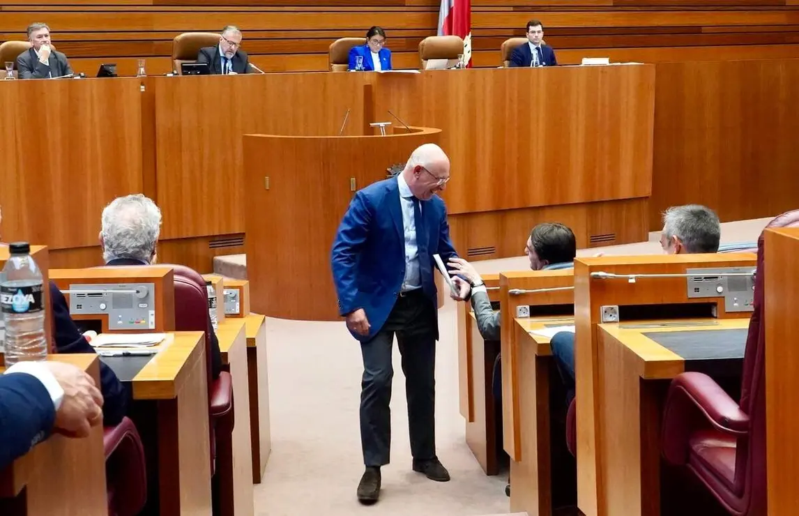 El consejero Medio Ambiente, Vivienda y Ordenación del Territorio Juan Carlos Suárez Quiñones en el Pleno de las Cortes