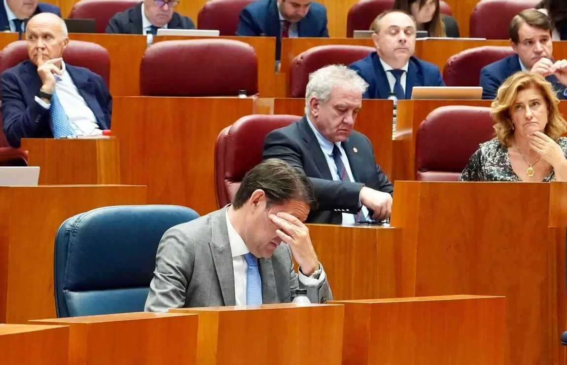 El consejero Medio Ambiente, Vivienda y Ordenación del Territorio Juan Carlos Suárez Quiñones en el Pleno de las Cortes