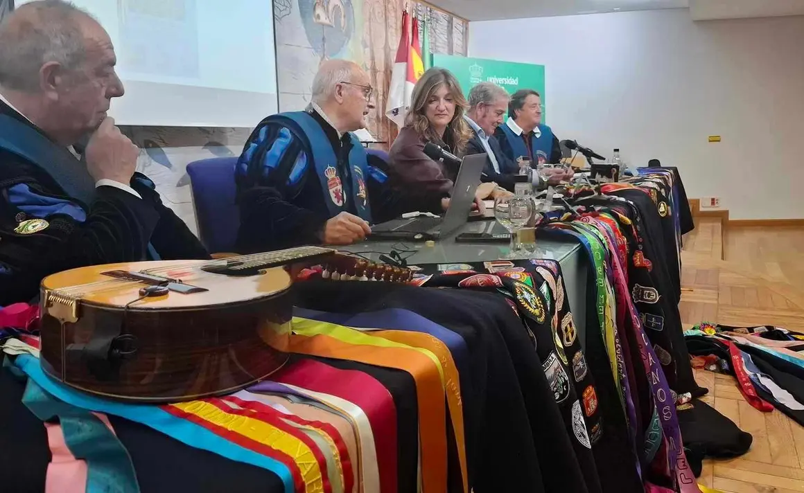 La Cuarentuna Universitaria de León lanza su primer disco para mantener viva la tradición musical y el espíritu universitario