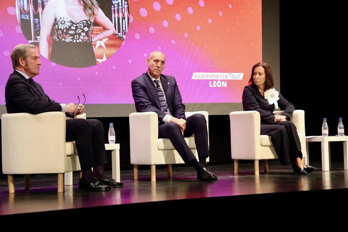 El alcalde de León, José Antonio Diez, participa en la inauguración oficial de la cuarta edición del Congreso de E-Commerce, organizado por la Asociación Leonesa de Comercio Electrónico y la Cámara de Comercio de León. Foto: Campillo