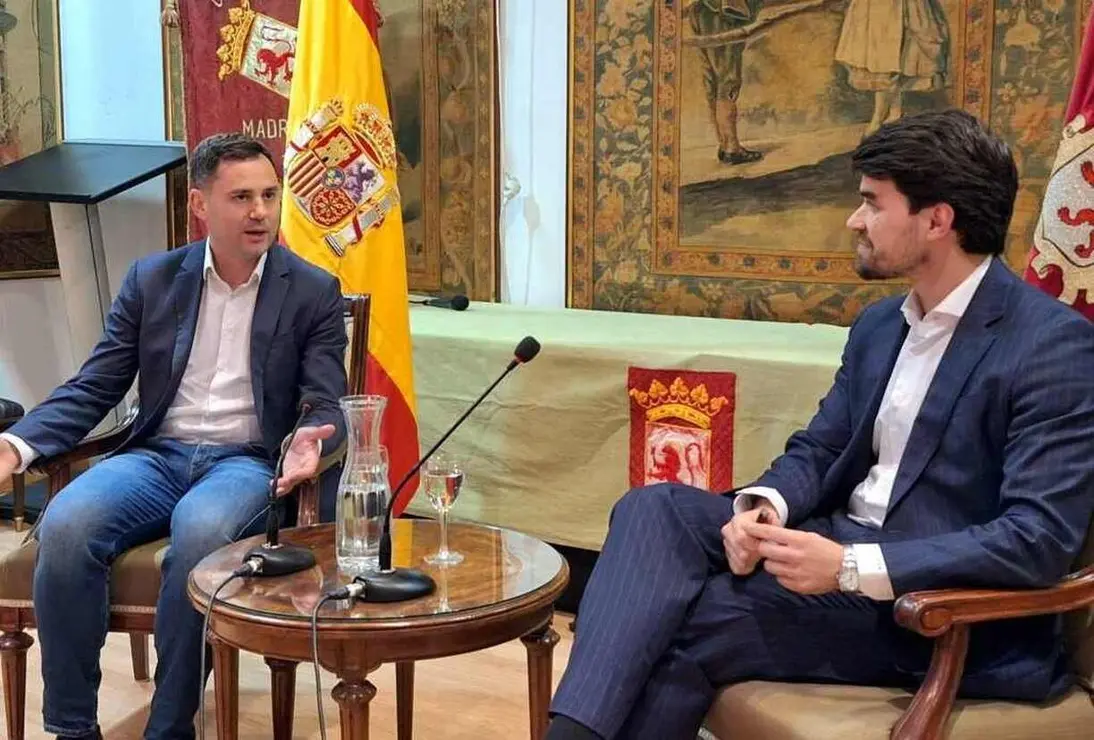 El secretario general del PSOE de León visita la Casa de León en Madrid, donde apuesta por el talento, la industria y la ciberseguridad como ejes de desarrollo para la provincia.