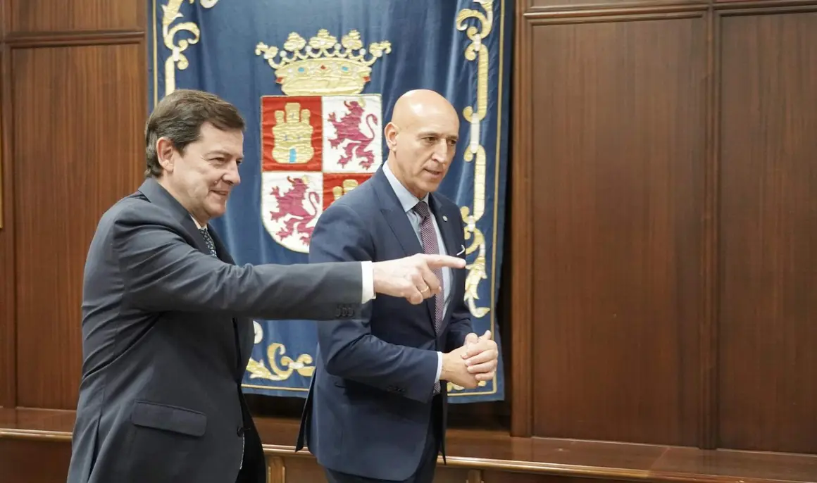 Un instante del encuentro mantenido entre el alcalde de León y el presidente de la Junta. Foto: Juan Lázaro