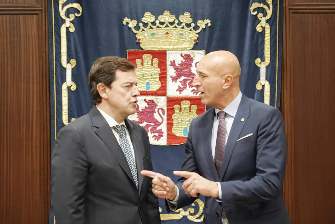 El presidente de la Junta de Castilla y León, Alfonso Fernández Mañueco, y el alcalde de León, José Antonio Díez, mantienen este viernes un encuentro institucional en Valladolid para analizar el estado de varios proyectos que dependen del Gobierno autonómico y que aún permanecen sin desarrollar. Foto: Rubén Cacho