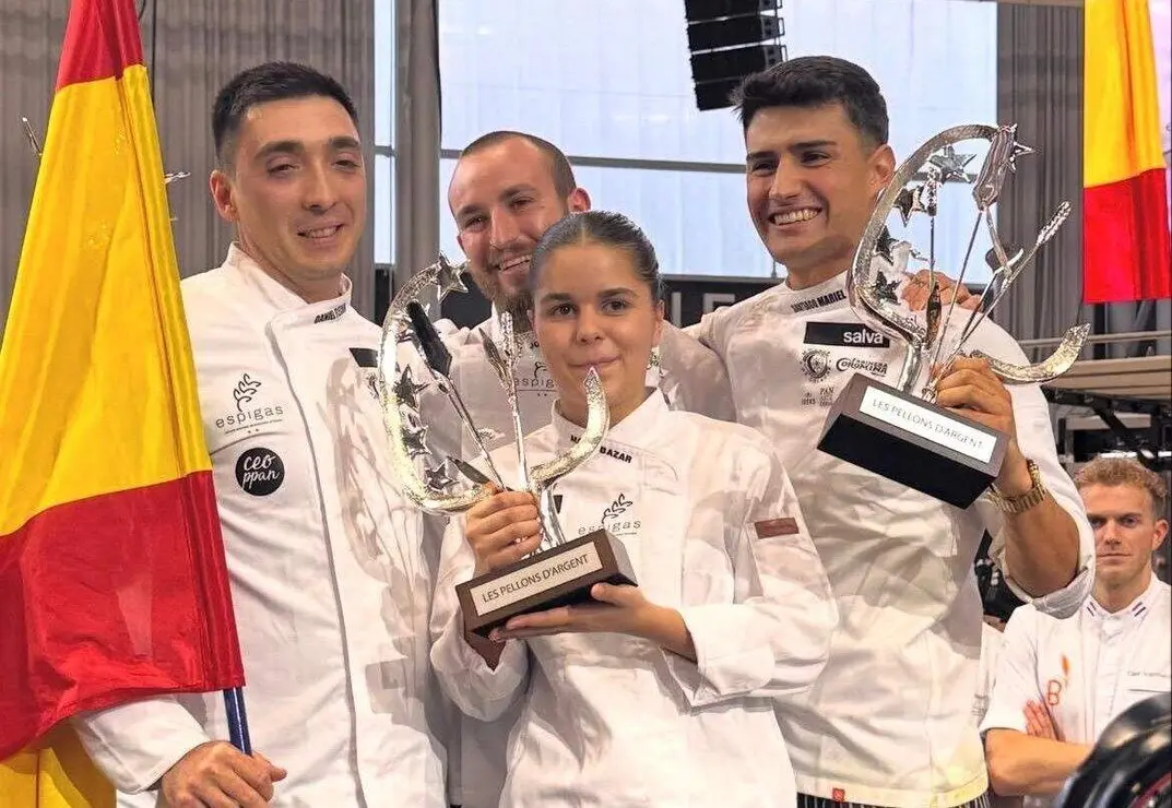 El leonés Daniel Flecha (izda) junto con el resto de componentes del equipo Espiga, con el trofeo de plata de la 23 Coupe d'Europe de la Boulangerie.