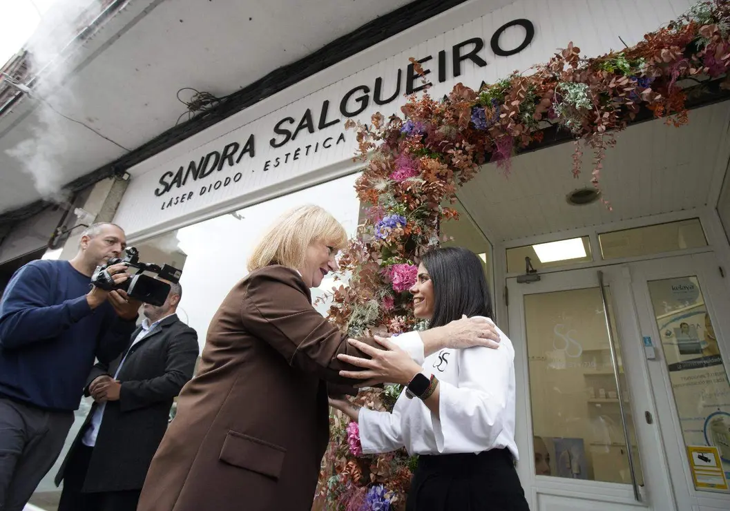 La consejera de Industria, Comercio y Empleo, Leticia García (C), durante su visita al centro estético Sandra Salgueiro de Ponferrada, beneficiario del programa al emprendimiento de Transición Justa. Foto: César Sánchez