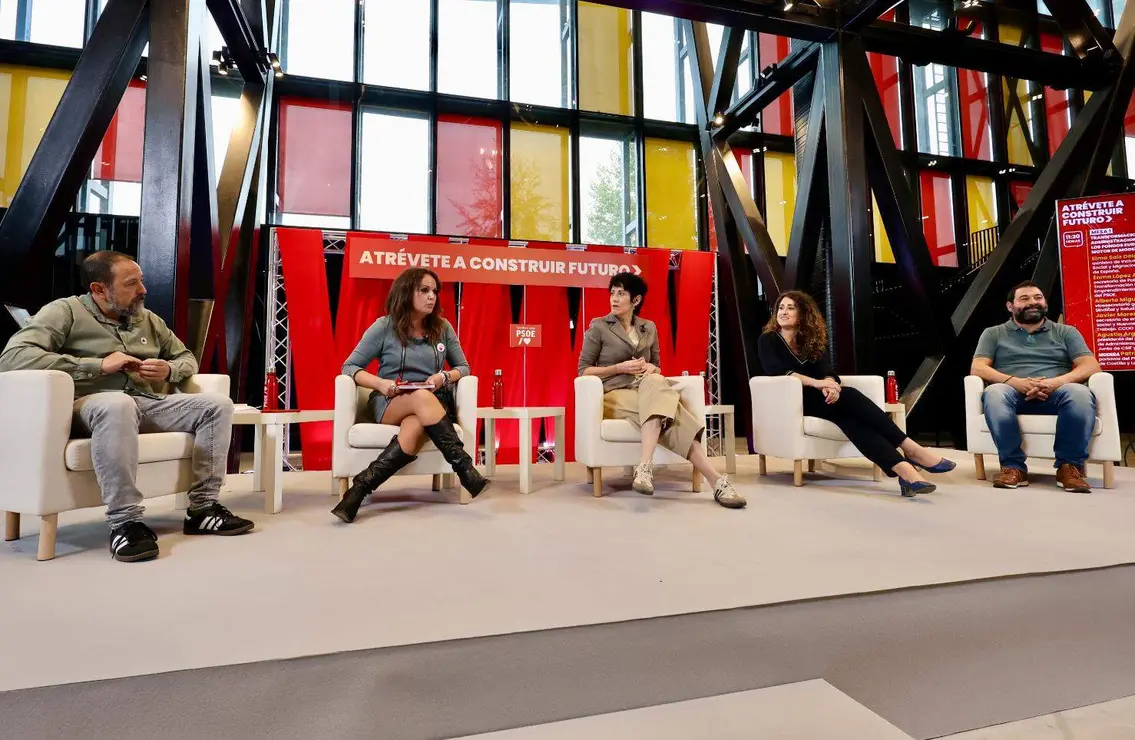 Mesa Transformación social y administración pública: los fondos europeos como motor de modernización’ con la presencia de la ministra de Inclusión, Seguridad Social y Migraciones, Elena Saiz Delgado, moderada por la portavoz en las Cortes de Castilla y León, Patricia Gómez. Foto: Campillo