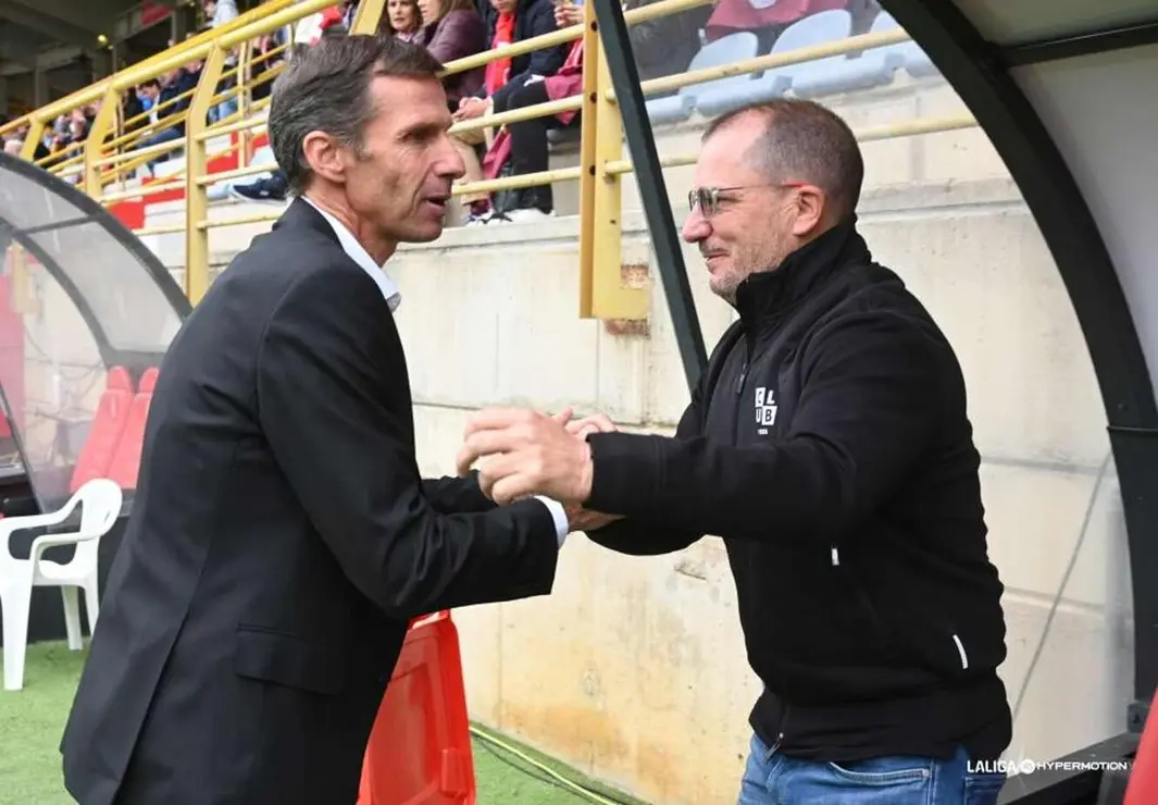 Ziganda saluda al entrenador del Ceuta en el inicio del partido.