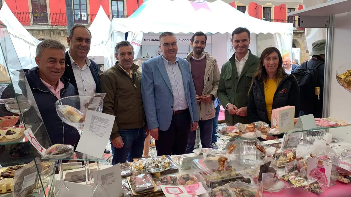 El vicepresidente de la Diputación leonesa y responsable del área de Productos de León, Roberto Aller, y la vicealcaldesa de Gijón, Ángela Pumariega, fueron los encargados de inaugurar hoy la II Feria de los Productos de León en Gijón, que cuenta con 23 expositores. Foto: Diputación León