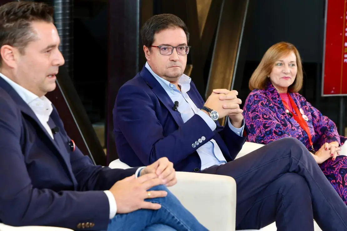 Mesa ‘Digitalización, innovación y empleo de calidad: Castilla y León conectada al futuro’ con el ministro para la Transformación Digital y de la Función Pública, Óscar López; la alcaldesa de Peñaranda de Bracamonte (Salamanca) Carmen Avila de Manueles; la emprendedora beneficiaria del Kit Digital, Ana Isabel Nava; el director general del INCIBE, Félix Barrio y moderada por el secretario de Organización del PSCyL, Daniel de la Rosa. Foto: Campillo