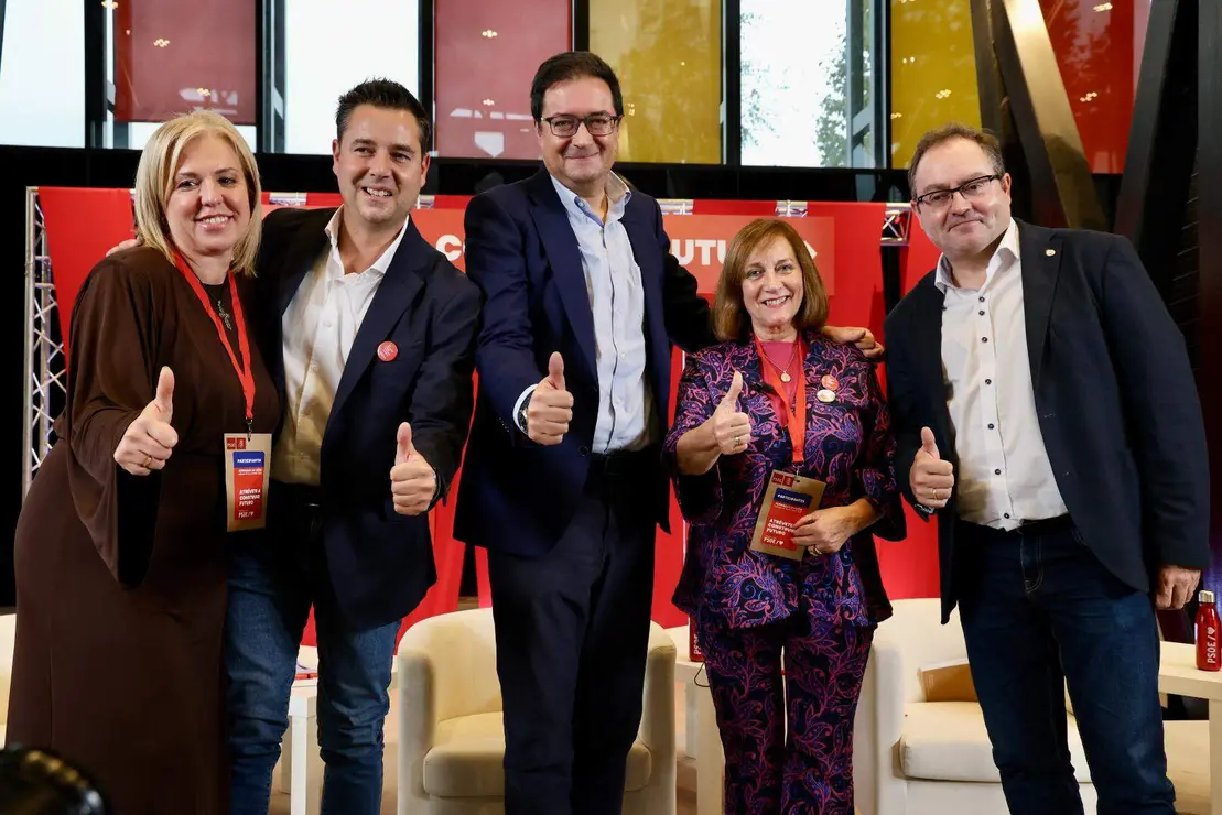Mesa ‘Digitalización, innovación y empleo de calidad: Castilla y León conectada al futuro’ con el ministro para la Transformación Digital y de la Función Pública, Óscar López; la alcaldesa de Peñaranda de Bracamonte (Salamanca) Carmen Avila de Manueles; la emprendedora beneficiaria del Kit Digital, Ana Isabel Nava; el director general del INCIBE, Félix Barrio y moderada por el secretario de Organización del PSCyL, Daniel de la Rosa. Foto: Campillo