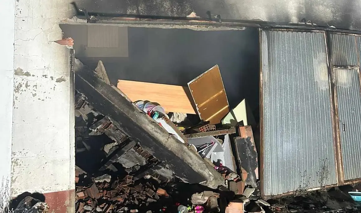 Un incendio registrado la tarde del sábado, 25 de octubre, calcinó una vivienda de dos plantas en la localidad de Valderilla de Torío, situada a unos 30 minutos de León capital.