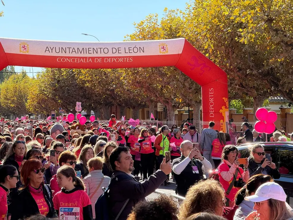 XI Carrera de la Mujer contra el cáncer de mama, que agotó los 6.000 dorsales, recorrió este domingo las calles del centro de León.