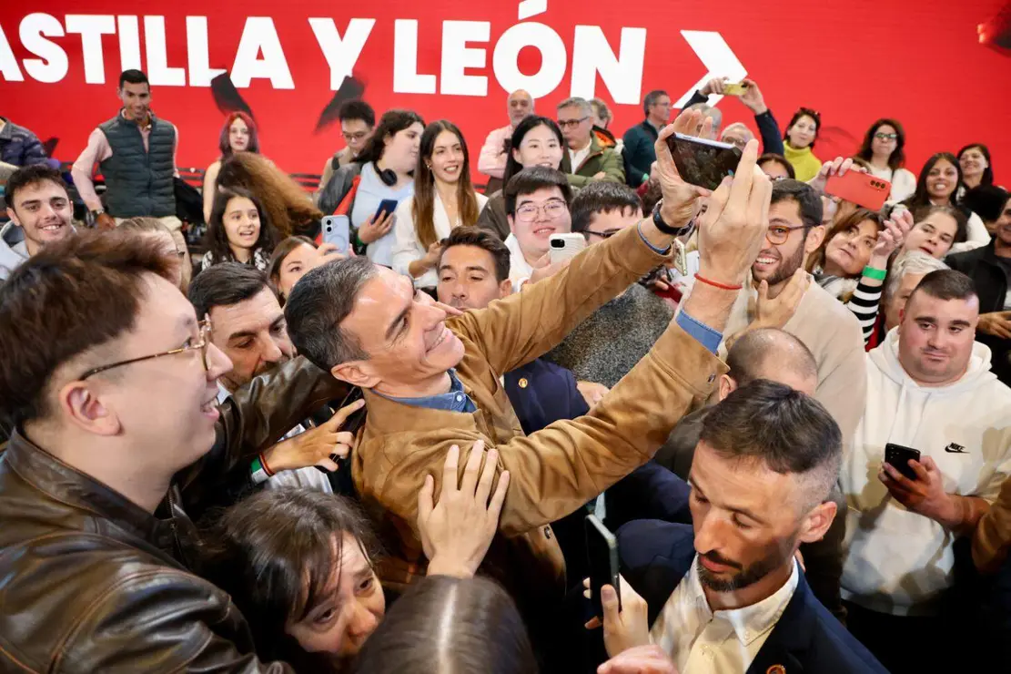 El presidente del Gobierno, Pedro Sánchez, clausura de las Jornadas del PSOE ''Atrévete a construir futuro en Castilla y León'', junto al secretario general del PSOECyL y candidato a la Presidencia de la Junta, Carlos Martínez. Foto: Campillo