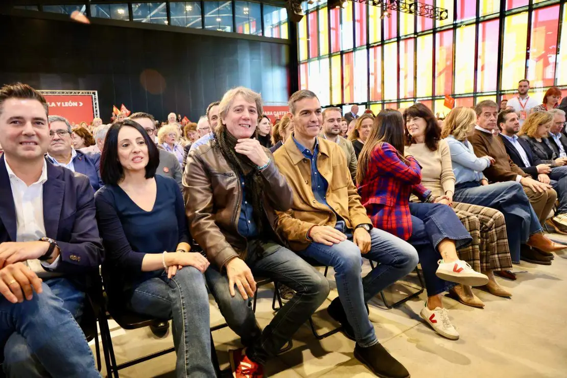 El presidente del Gobierno, Pedro Sánchez, clausura de las Jornadas del PSOE ''Atrévete a construir futuro en Castilla y León'', junto al secretario general del PSOECyL y candidato a la Presidencia de la Junta, Carlos Martínez. Foto: Campillo