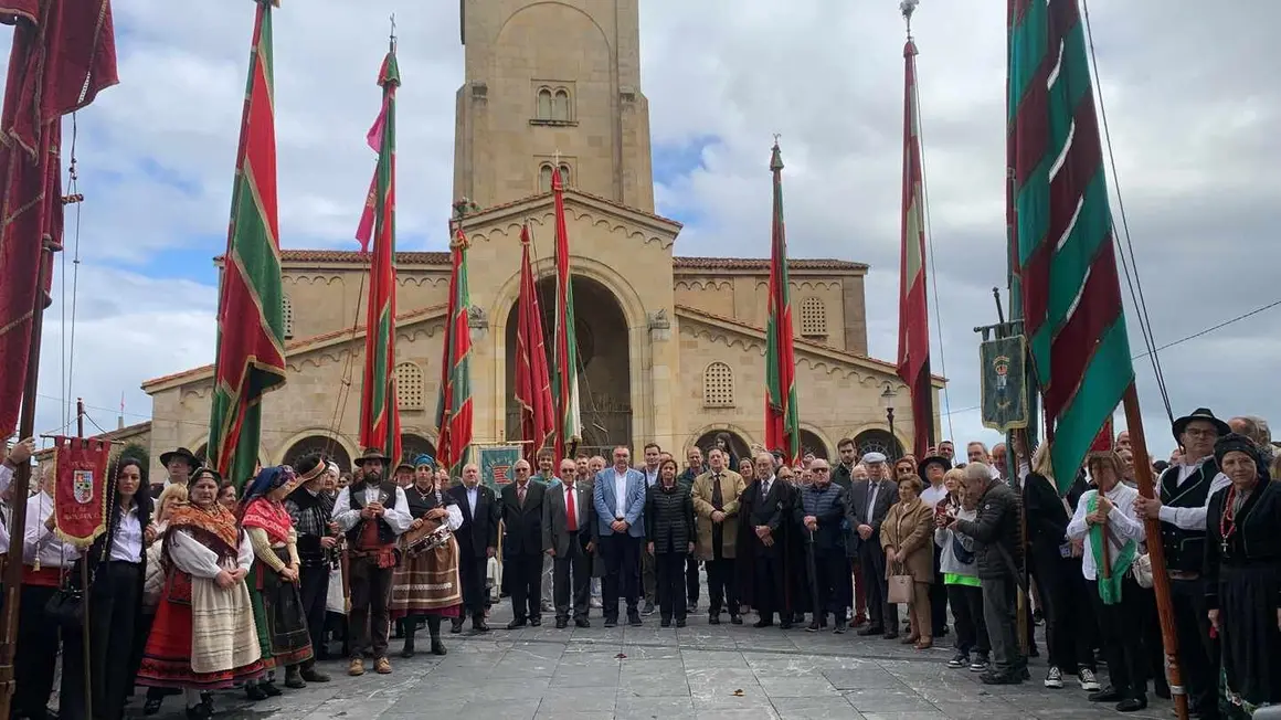 Gijón acogió hoy el tradicional desfile de pendones leoneses que cada año se celebra por estas fechas, organizado por la Casa de León en el Principado con motivo de sus fiestas, en colaboración con la institución provincial, y que cumple estos días su 41 aniversario.