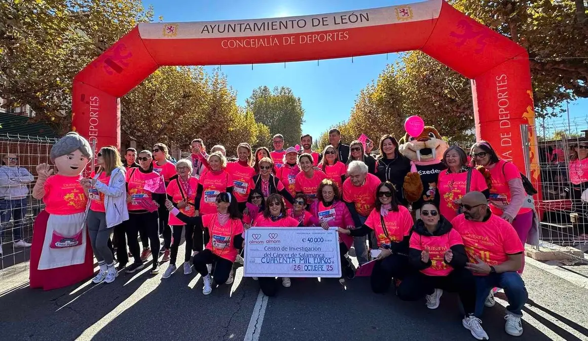 XI Carrera de la Mujer contra el cáncer de mama, que agotó los 6.000 dorsales, recorrió este domingo las calles del centro de León. Foto: AytoLeon