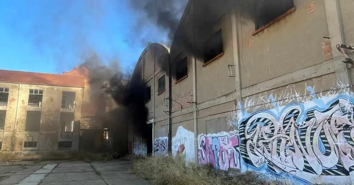 El fuego, registrado este domingo en una instalación abandonada, generó una intensa humareda que obligó a los efectivos a ventilar el recinto antes de extinguir las llamas. Fotos: Sepeis