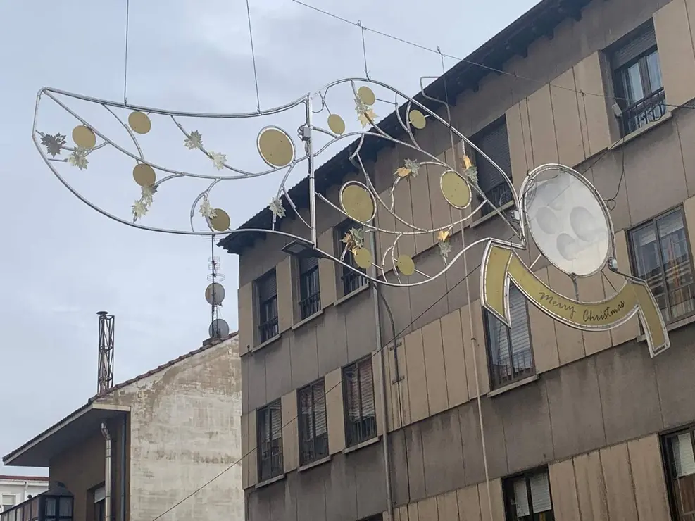 Las luces de Navidad ya están instaladas en la calle Daoiz y Velarde (en la imagen) o en la carretera de Asturias.