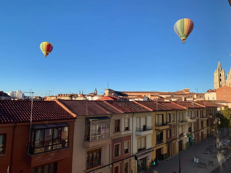 Dos globos aerostáticos sobrevuelan el centro de León. Foto: A.F.R.