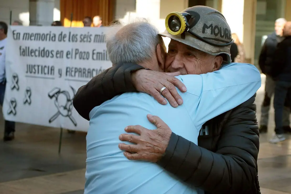 Familiares de los mineros muertos en la Hullera Vasco Leonesa protagonizan un recorrido por la capital leonesa en el decimosegundo aniversario de la tragedia. Foto: Peio García