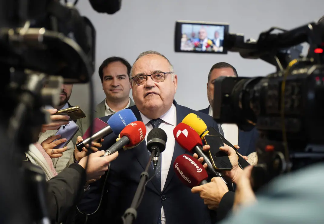 El consejero de Sanidad, Alejandro Vázquez Ramos, durante su visita la Unidad de Afrontamiento Activo del Dolor Crónico en Ponferrada