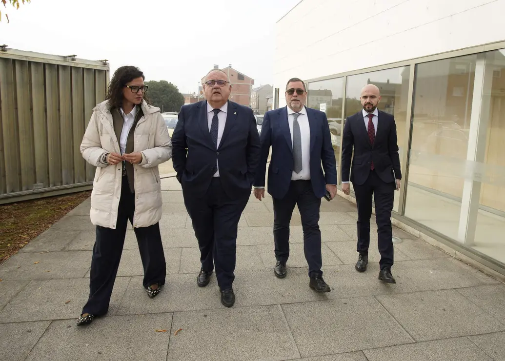 El consejero de Sanidad, Alejandro Vázquez Ramos, durante su visita la Unidad de Afrontamiento Activo del Dolor Crónico en Ponferrada