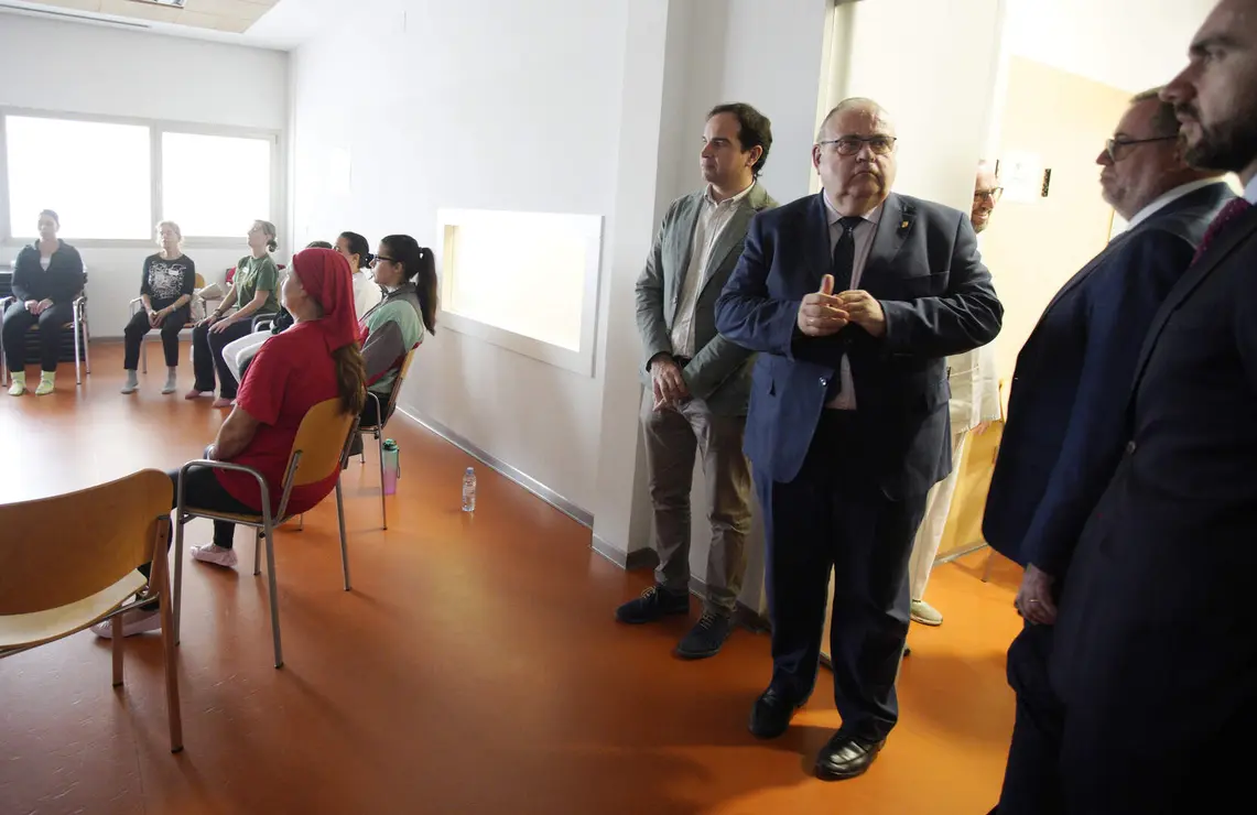 El consejero de Sanidad, Alejandro Vázquez Ramos, durante su visita la Unidad de Afrontamiento Activo del Dolor Crónico en Ponferrada