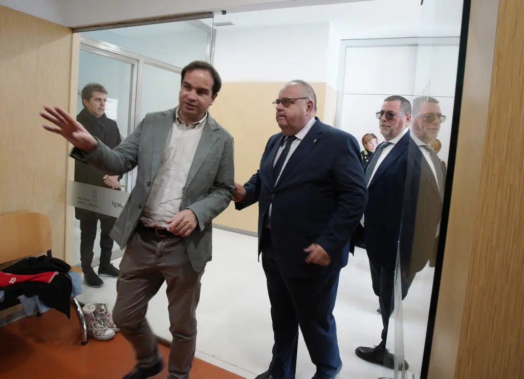 El consejero de Sanidad, Alejandro Vázquez Ramos, durante su visita la Unidad de Afrontamiento Activo del Dolor Crónico en Ponferrada