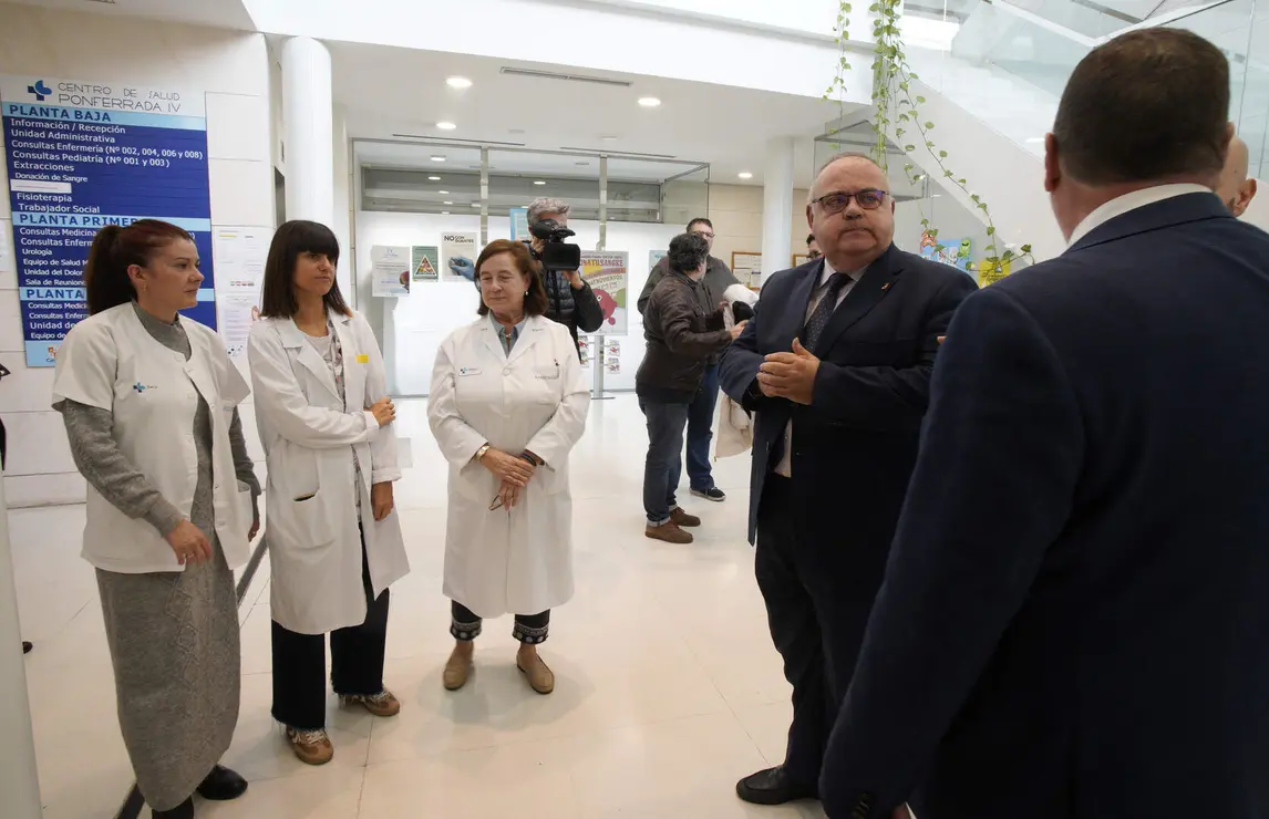 El consejero de Sanidad, Alejandro Vázquez Ramos, durante su visita la Unidad de Afrontamiento Activo del Dolor Crónico en Ponferrada