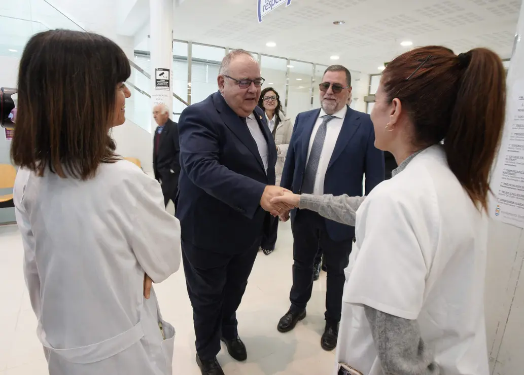 El consejero de Sanidad, Alejandro Vázquez Ramos, durante su visita la Unidad de Afrontamiento Activo del Dolor Crónico en Ponferrada