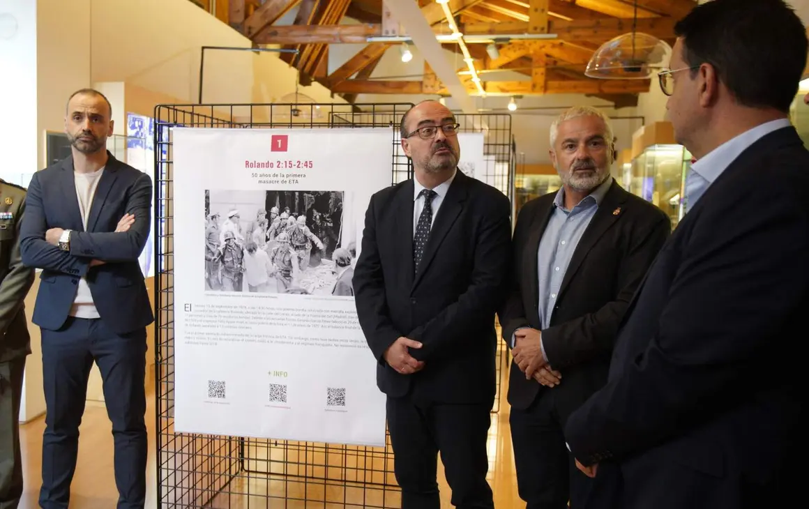 El alcalde de Ponferrada, Marco Morala (C), junto al presidente de la Asociación de Víctimas del Terrorismo de Castilla y León, Sebastián Nogales (2D), y el decano del Colegio Profesional de Periodistas de Castilla y León, Pedro Lechuga (I), durante la inauguración de la exposición ‘Rolando 2:15-2:55. 50 años de la primera masacre de ETA’. Foto: César Sánchez