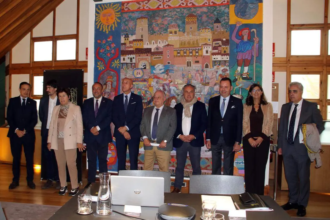 El consejero de Cultura, Turismo y Deporte, Gonzalo Santonja, el presidente de la Diputación, Gerardo Álvarez Courel y el alcalde de León, José Antonio Diez, participan en la apertura del acto de constitución del Comité de Honor del Año Gaudí 2026. Foto: Peio García