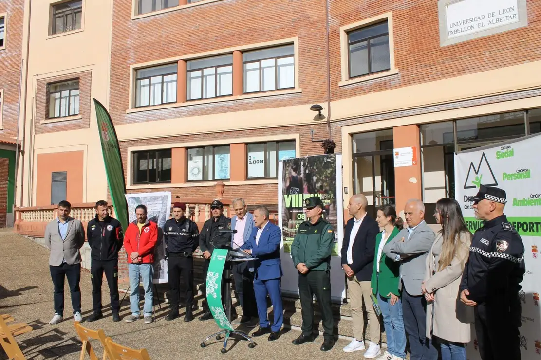 Este martes tuvo lugar en León la presentación de la octava edición de la Urban Trail Nocturna Universitaria con presencia del vicerrector de Deportes, Diego Soto, el concejal de Deportes, Vicente Canuria, la directora de Deportes, María Perrino, y el jefe provincial de la Comisaría de Policía Nacional. Foto: ULE