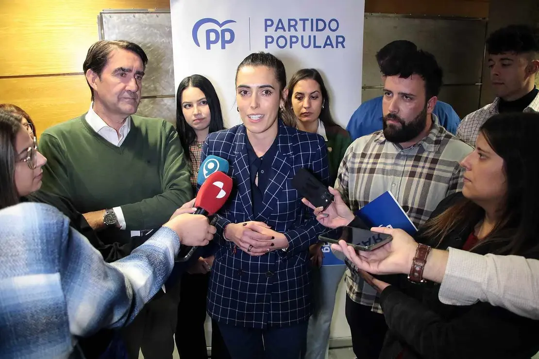 La presidenta autonómica de Nuevas Generaciones, Andrea Ballesteros, se reúne con jóvenes del PP de León, junto al presidente provincial, Juan Carlos Suárez-Quiñones, el portavoz en las Cortes autonómicas, Ricardo Gavilanes, y el presidente provincial de NNGG, Alejandro Barrera