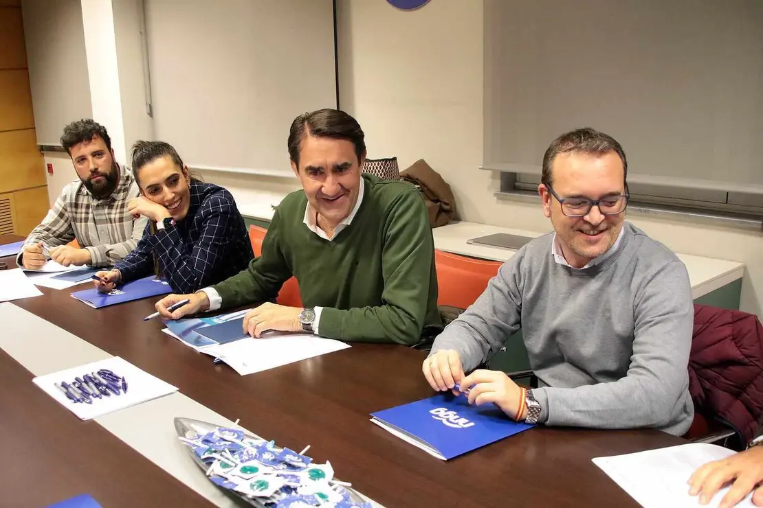 La presidenta autonómica de Nuevas Generaciones, Andrea Ballesteros, se reúne con jóvenes del PP de León, junto al presidente provincial, Juan Carlos Suárez-Quiñones, el portavoz en las Cortes autonómicas, Ricardo Gavilanes, y el presidente provincial de NNGG, Alejandro Barrera. Fotos: Peio García