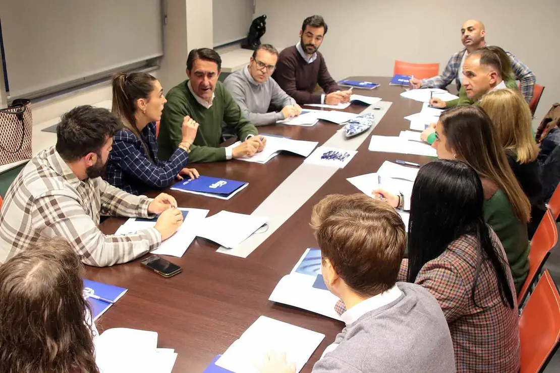 La presidenta autonómica de Nuevas Generaciones, Andrea Ballesteros, se reúne con jóvenes del PP de León, junto al presidente provincial, Juan Carlos Suárez-Quiñones, el portavoz en las Cortes autonómicas, Ricardo Gavilanes, y el presidente provincial de NNGG, Alejandro Barrera