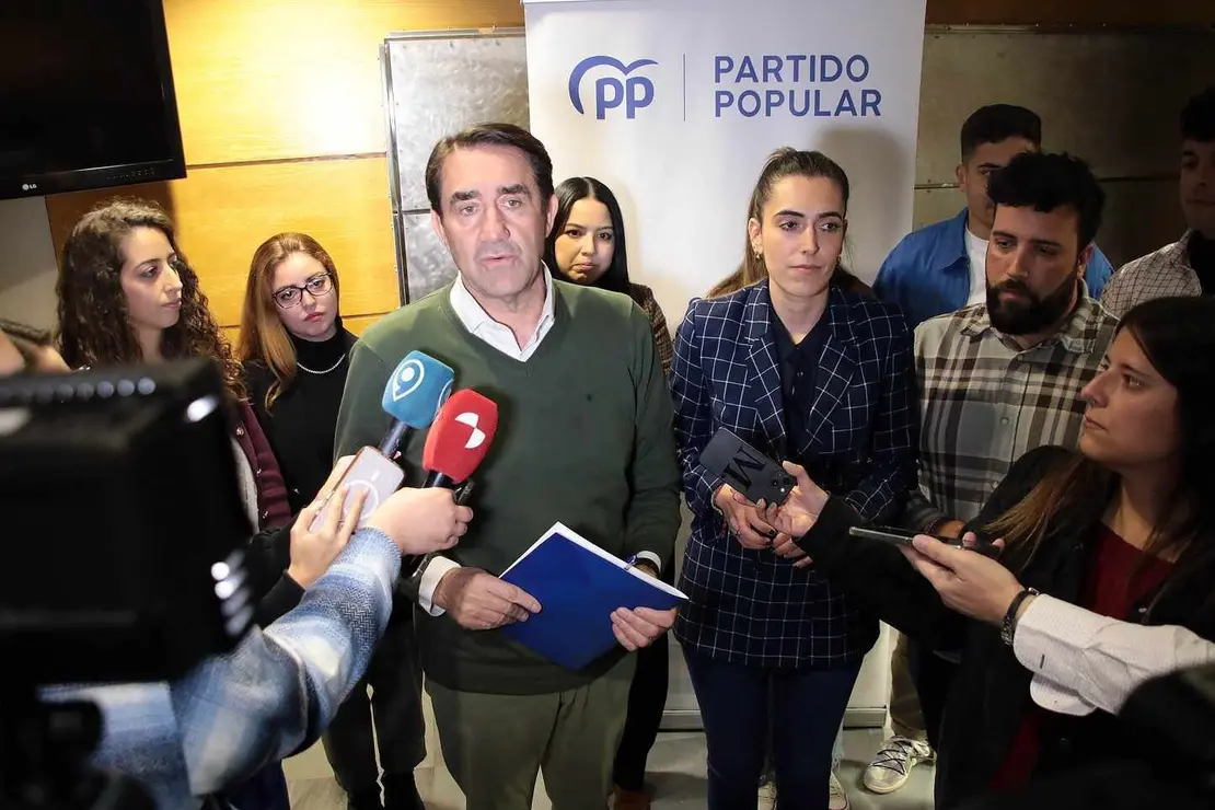La presidenta autonómica de Nuevas Generaciones, Andrea Ballesteros, se reúne con jóvenes del PP de León, junto al presidente provincial, Juan Carlos Suárez-Quiñones, el portavoz en las Cortes autonómicas, Ricardo Gavilanes, y el presidente provincial de NNGG, Alejandro Barrera