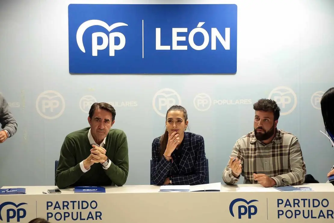 La presidenta autonómica de Nuevas Generaciones, Andrea Ballesteros, se reúne con jóvenes del PP de León, junto al presidente provincial, Juan Carlos Suárez-Quiñones, el portavoz en las Cortes autonómicas, Ricardo Gavilanes, y el presidente provincial de NNGG, Alejandro Barrera