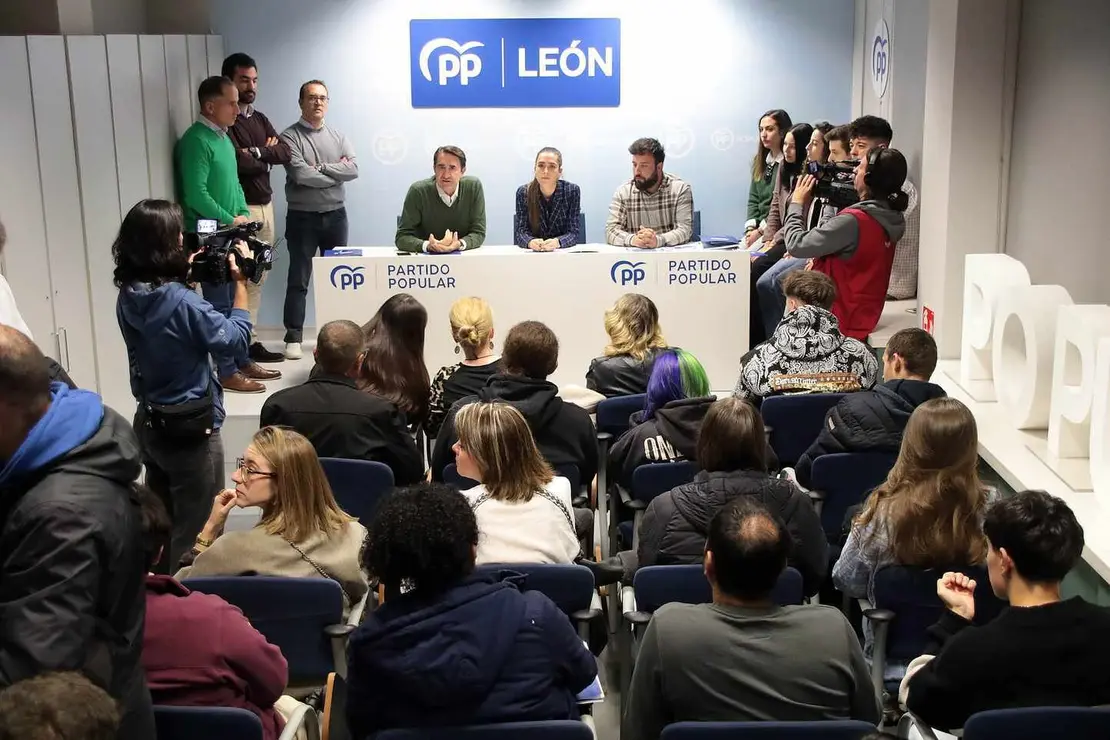 La presidenta autonómica de Nuevas Generaciones, Andrea Ballesteros, se reúne con jóvenes del PP de León, junto al presidente provincial, Juan Carlos Suárez-Quiñones, el portavoz en las Cortes autonómicas, Ricardo Gavilanes, y el presidente provincial de NNGG, Alejandro Barrera