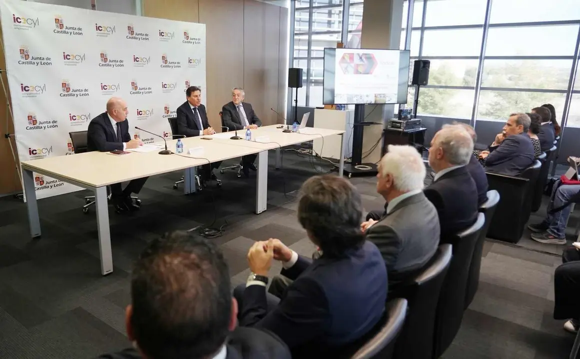 El consejero de Economía y Hacienda y portavoz de la Junta, Carlos Fernández Carriedo, participa en la firma del protocolo de colaboración entre Sodical e inversores privados para impulsar la financiación empresarial.