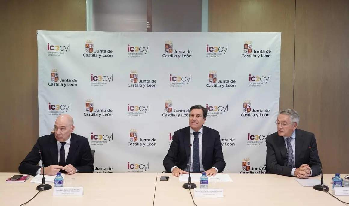 El consejero de Economía y Hacienda y portavoz de la Junta, Carlos Fernández Carriedo, participa en la firma del protocolo de colaboración entre Sodical e inversores privados para impulsar la financiación empresarial.