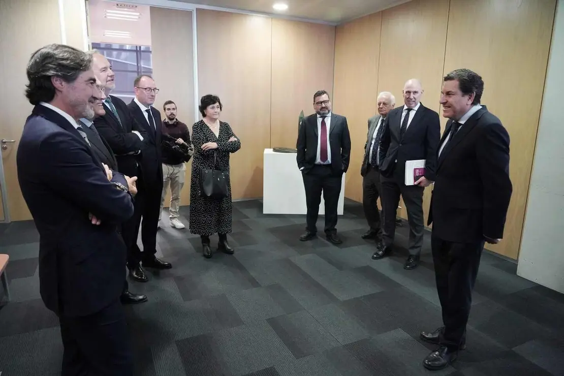 El consejero de Economía y Hacienda y portavoz de la Junta, Carlos Fernández Carriedo, participa en la firma del protocolo de colaboración entre Sodical e inversores privados para impulsar la financiación empresarial.