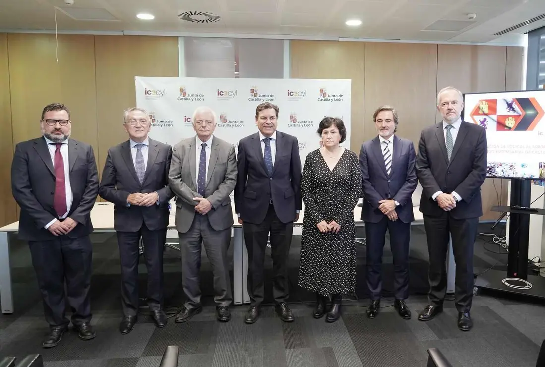 El consejero de Economía y Hacienda y portavoz de la Junta, Carlos Fernández Carriedo, participa en la firma del protocolo de colaboración entre Sodical e inversores privados para impulsar la financiación empresarial. El acuerdo es suscrito por la directora general de Sodical, María Carmen Sanz, incorpora cinco sociedades de inversión privada vinculadas a la Comunidad: 3-Gutinver (Gerardo Gutiérrez); Eguía Group (Félix Eguía); Govera Inversiones (Ginés Clemente); Orilla Asset Management (Francisco López), y Vigainvest (Jesús Astorga).