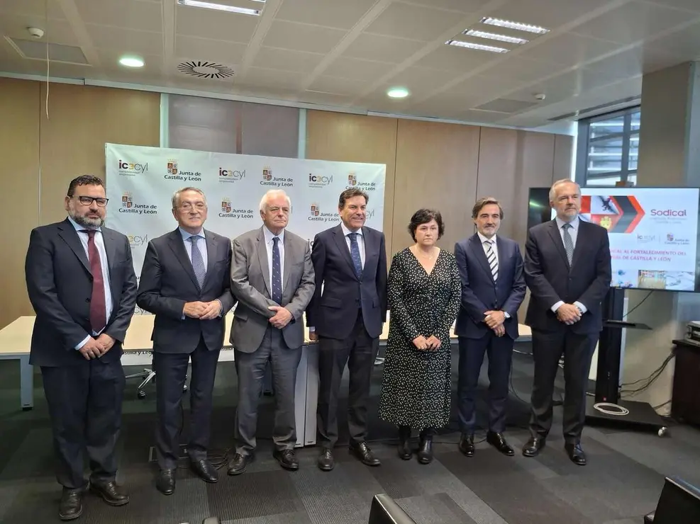 El consejero de Economía y Hacienda y portavoz de la Junta, Carlos Fernández Carriedo, participa en la firma del protocolo de colaboración entre Sodical e inversores privados para impulsar la financiación empresarial. El acuerdo es suscrito por la directora general de Sodical, María Carmen Sanz, incorpora cinco sociedades de inversión privada vinculadas a la Comunidad: 3-Gutinver (Gerardo Gutiérrez); Eguía Group (Félix Eguía); Govera Inversiones (Ginés Clemente); Orilla Asset Management (Francisco López), y Vigainvest (Jesús Astorga).