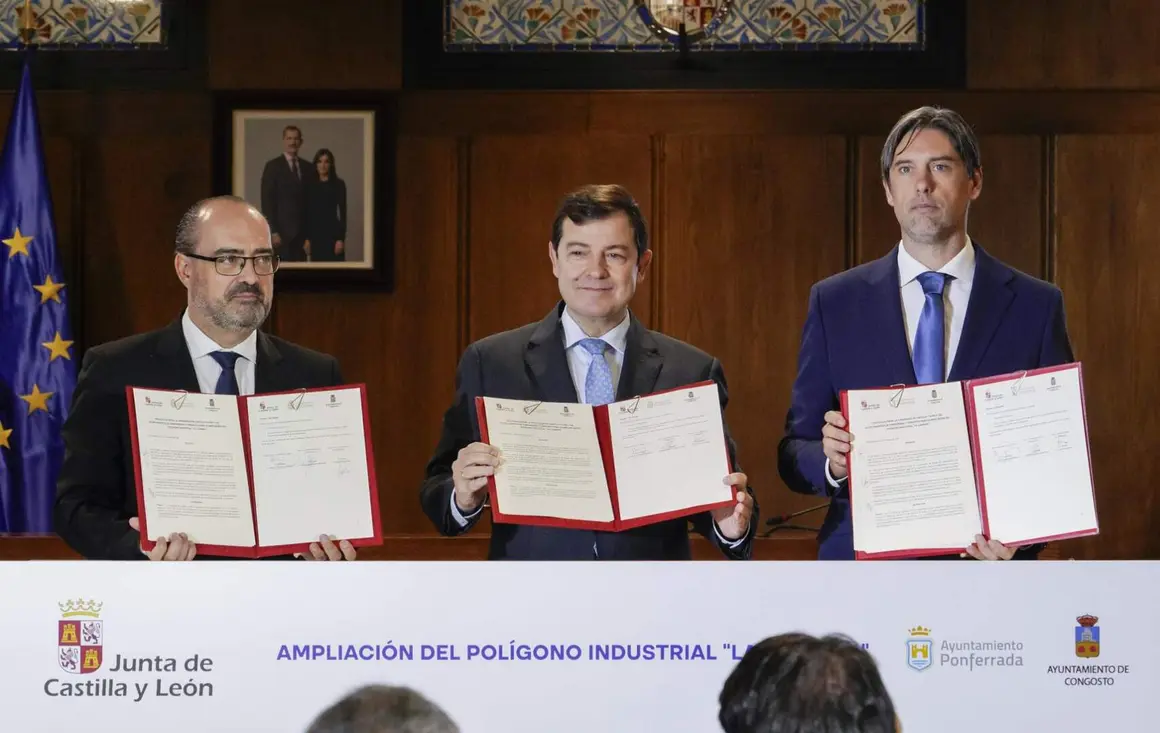 El presidente de la Junta de Castilla y León, Alfonso Fernández Mañueco, junto a los alcaldes de Ponferrada, Marco Morala, y Congosto, Jorge García, durante la firma del protocolo para la ampliación del Polígono Industrial La Llanada este miércoles. Foto: César Sánchez.