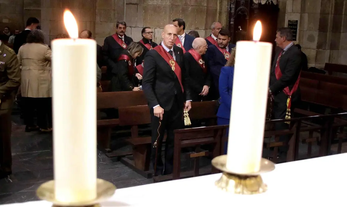 Celebración de una misa con motivo de la festividad de San Marcelo, patrón de la ciudad, a la que asiste la corporación municipal, encabezada por alcalde de León, y el presidente de las Cortes de Castilla y León, Carlos Pollán. Fotos: Peio García  AytoLeón